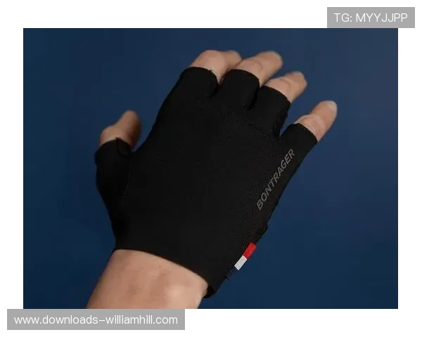 门将手套新材料研发，湿滑天气抓握力提升40%